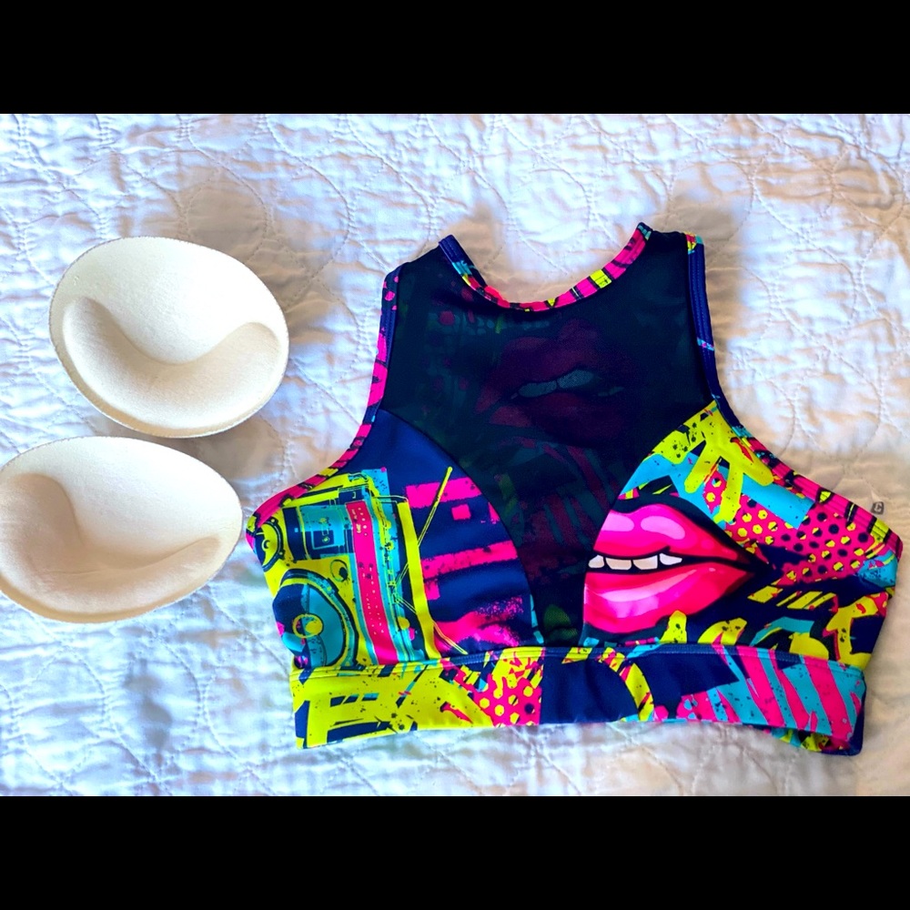Size 4 Chestee.  Gently used in EXCELLENT condition!